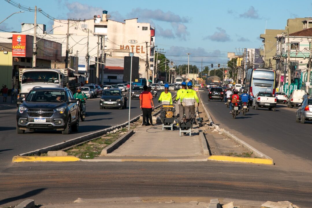 prefeitura-continua-com-construcao-de-ciclovia-em-avenida-de-teixeira-de-freitas