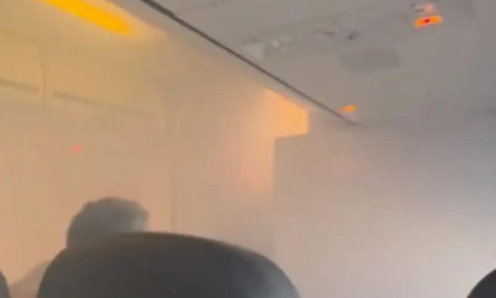 fumaca-branca-a-bordo-obriga-aviao-a-realizar-pouso-de-emergencia-no-rj;-assista