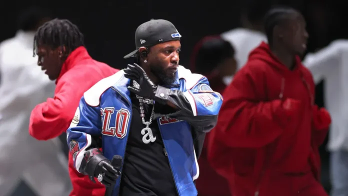 kendrick-lamar-leva-‘not-like-us’-ao-super-bowl-em-show-com-o-rap-das-ruas