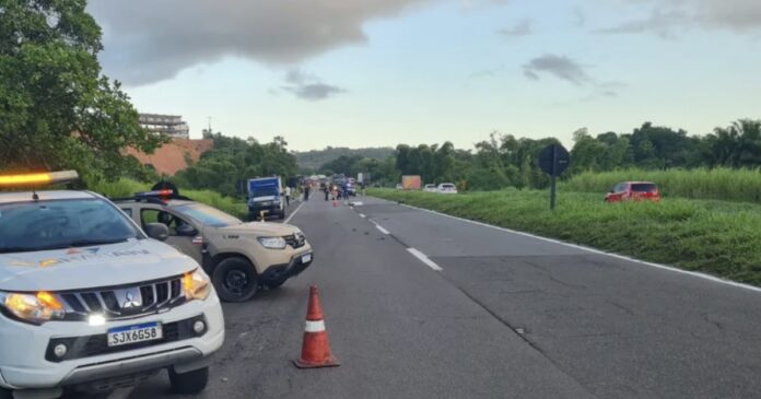 ambulancia-pega-fogo-e-motociclista-morre-em-acidente-na-br-324,-em-simoes-filho ambulancia-pega-fogo-e-motociclista-morre-em-acidente-na-br-324,-em-simoes-filho