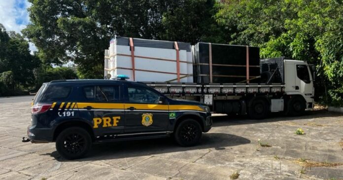 prf-flagra-caminhao-transportando-carga-irregular-com-mais-de-20-toneladas-acima-do-permitido,-em-teixeira-de-freitas