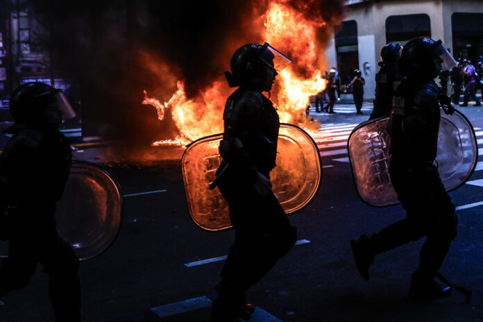 protesto-em-buenos-aires-une-aposentados-e-torcidas-contra-governo-milei protesto-em-buenos-aires-une-aposentados-e-torcidas-contra-governo-milei