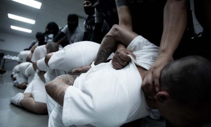 eua-deportam-mais-de-230-venezuelanos-para-el-salvador-mesmo-com-suspensao-da-lei-‘inimigos-estrangeiros’ eua-deportam-mais-de-230-venezuelanos-para-el-salvador-mesmo-com-suspensao-da-lei-‘inimigos-estrangeiros’