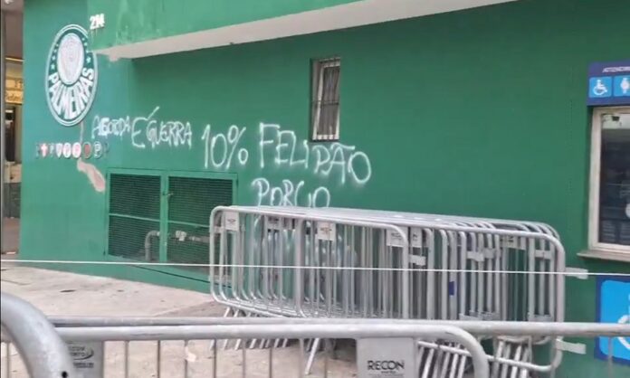 sede-do-palmeiras-amanhece-pichada-apos-derrota-para-o-corinthians-e-palavrao-‘censurado’-chamada-a-atencao sede-do-palmeiras-amanhece-pichada-apos-derrota-para-o-corinthians-e-palavrao-‘censurado’-chamada-a-atencao