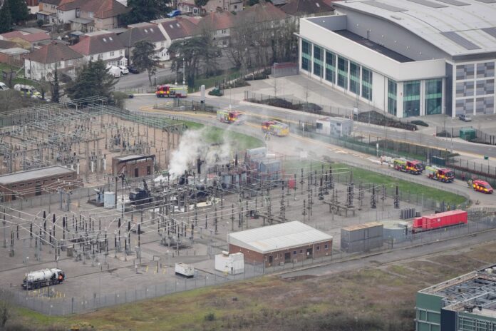 aeroporto-heathrow-em-londres-fecha-por-incendio-e-afeta-trafego-mundial aeroporto-heathrow-em-londres-fecha-por-incendio-e-afeta-trafego-mundial