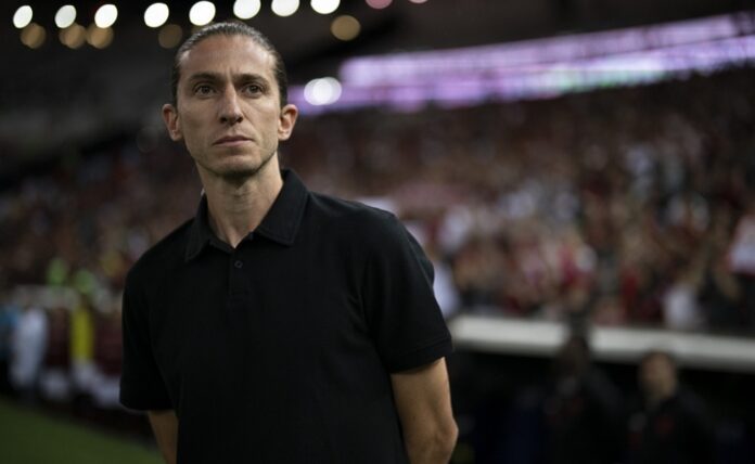 filipe-luis-lamenta-queda-de-dorival-e-despista-sobre-selecao:-‘tenho-contrato-com-o-flamengo’ filipe-luis-lamenta-queda-de-dorival-e-despista-sobre-selecao:-‘tenho-contrato-com-o-flamengo’
