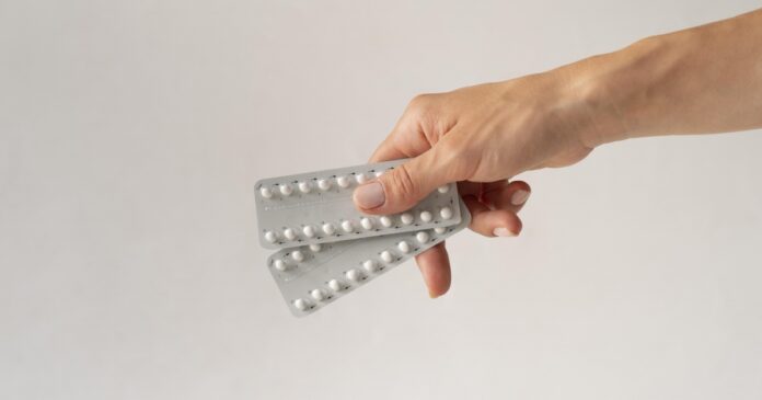 justica-acata-pedido-do-cfm-e-suspende-permissao-de-farmaceuticos-para-prescrever-anticoncepcional