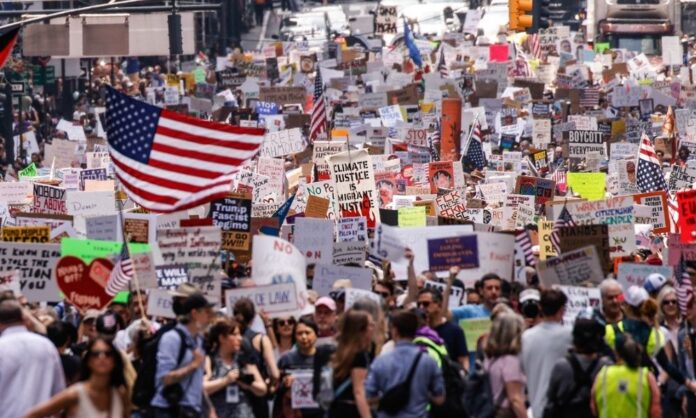 manifestantes-tomam-as-ruas-de-varias-cidades-dos-eua-em-protestos-contra-trump manifestantes-tomam-as-ruas-de-varias-cidades-dos-eua-em-protestos-contra-trump
