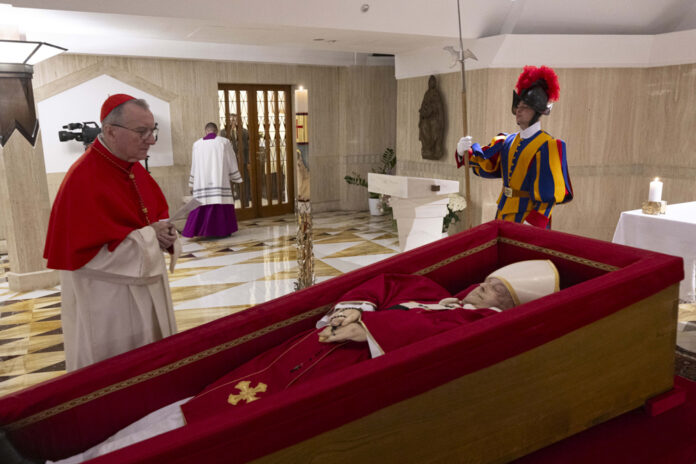 vaticano-publica-primeiras-imagens-do-papa-francisco-no-caixao vaticano-publica-primeiras-imagens-do-papa-francisco-no-caixao