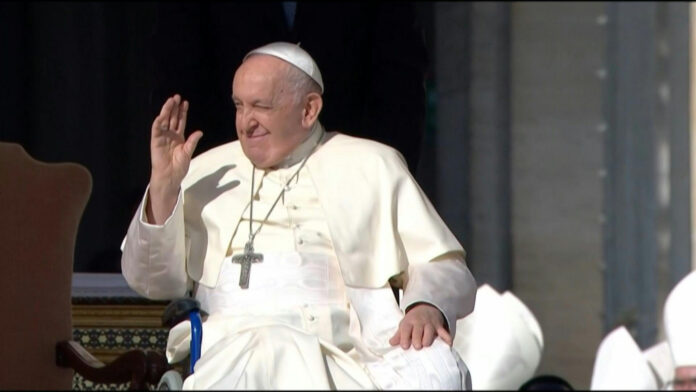 papa-francisco-agradeceu-a-enfermeiro-por-passeio-surpresa-no-papamovel papa-francisco-agradeceu-a-enfermeiro-por-passeio-surpresa-no-papamovel