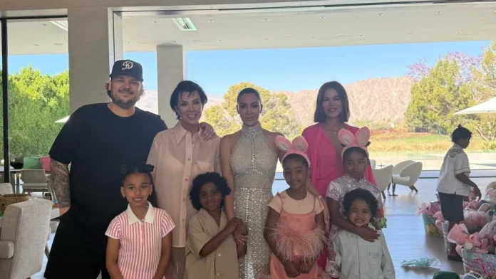 kim-kardashian-se-destaca-com-vestido-transparente-e-cheio-de-cristais kim-kardashian-se-destaca-com-vestido-transparente-e-cheio-de-cristais