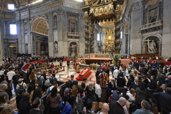 velorio-do-papa-francisco-chega-ao-fim-com-250-mil-visitantes