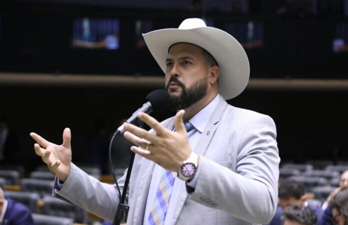 deputado-propoe-projeto-que-veta-selecao-brasileira-com-camisa-vermelha-ou-outras-cores-fora-da-bandeira