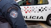 pm-e-agredida-em-assalto-e-tem-arma-roubada-por-criminosos-em-rodovia-de-sp pm-e-agredida-em-assalto-e-tem-arma-roubada-por-criminosos-em-rodovia-de-sp