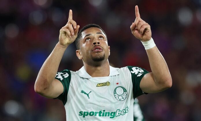 vitor-roque-perde-gol-incrivel,-mas-se-redime-e-ganha-apoio-do-elenco-do-palmeiras:-‘ate-cristiano-ronaldo-errou’