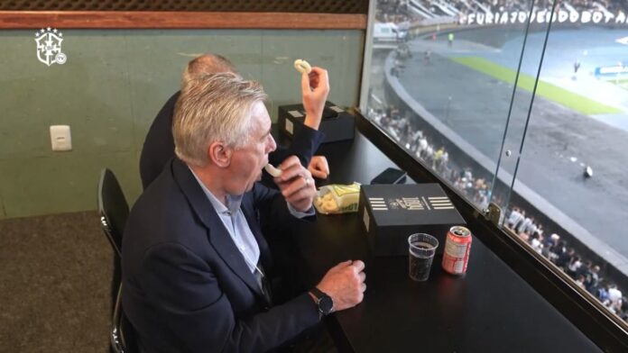 ancelotti-prova-tradicional-biscoito-de-polvilho-durante-jogo-do-botafogo ancelotti-prova-tradicional-biscoito-de-polvilho-durante-jogo-do-botafogo