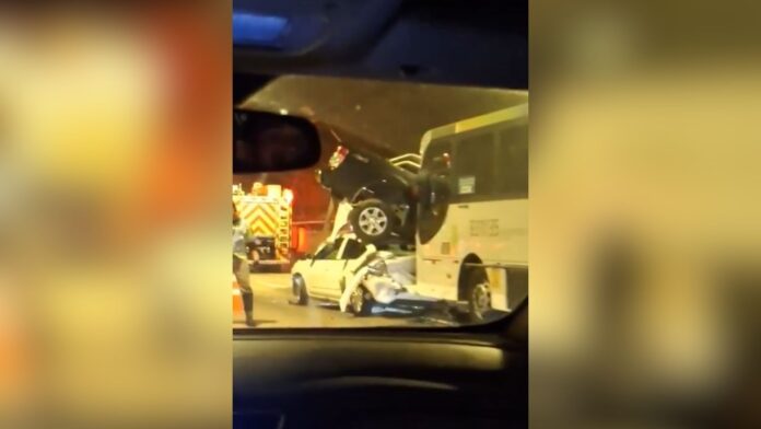 video:-carros-ficam-empilhados-apos-acidente-no-centro-do-rio