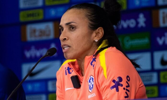 marta-se-diz-mais-‘leve’-em-seu-retorno-a-selecao-e-nao-crava-participacao-da-copa-no-brasil:-‘um-dia-de-cada-vez’