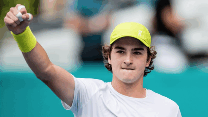 joao-fonseca-cita-guga-ao-valorizar-vitoria-em-roland-garros:-“sonho” joao-fonseca-cita-guga-ao-valorizar-vitoria-em-roland-garros:-“sonho”