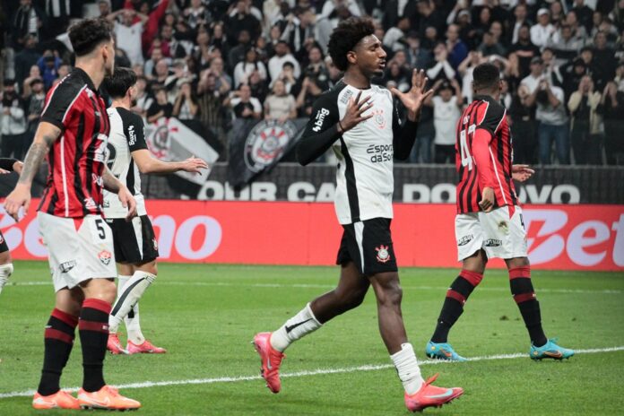 com-ancelotti-no-estadio,-corinthians-joga-mal,-fica-no-0-a-0-com-o-vitoria-e-ouve-gritos-de-protesto com-ancelotti-no-estadio,-corinthians-joga-mal,-fica-no-0-a-0-com-o-vitoria-e-ouve-gritos-de-protesto