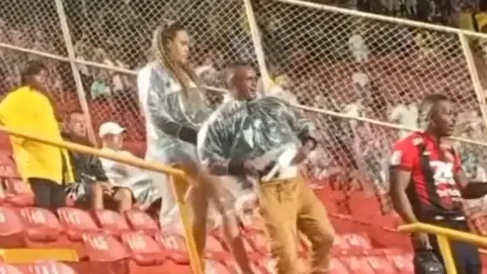 pai-de-jamerson,-do-vitoria,-chora-no-barradao-apos-lesao-do-filho;-assista pai-de-jamerson,-do-vitoria,-chora-no-barradao-apos-lesao-do-filho;-assista