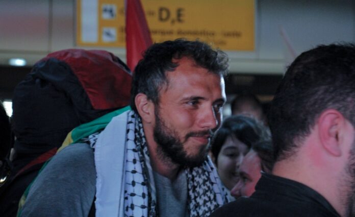thiago-avila-chega-ao-brasil-apos-ser-deportado-de-israel-e-e-recebido-por-grupo-pro-palestina