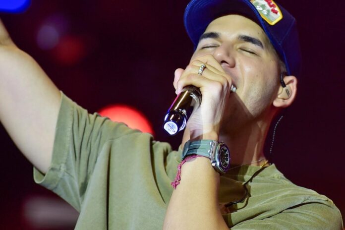 video:-no-calor-do-forro,-ze-vaqueiro-desce-do-palco-e-canta-no-meio-da-galera-em-salvador video:-no-calor-do-forro,-ze-vaqueiro-desce-do-palco-e-canta-no-meio-da-galera-em-salvador