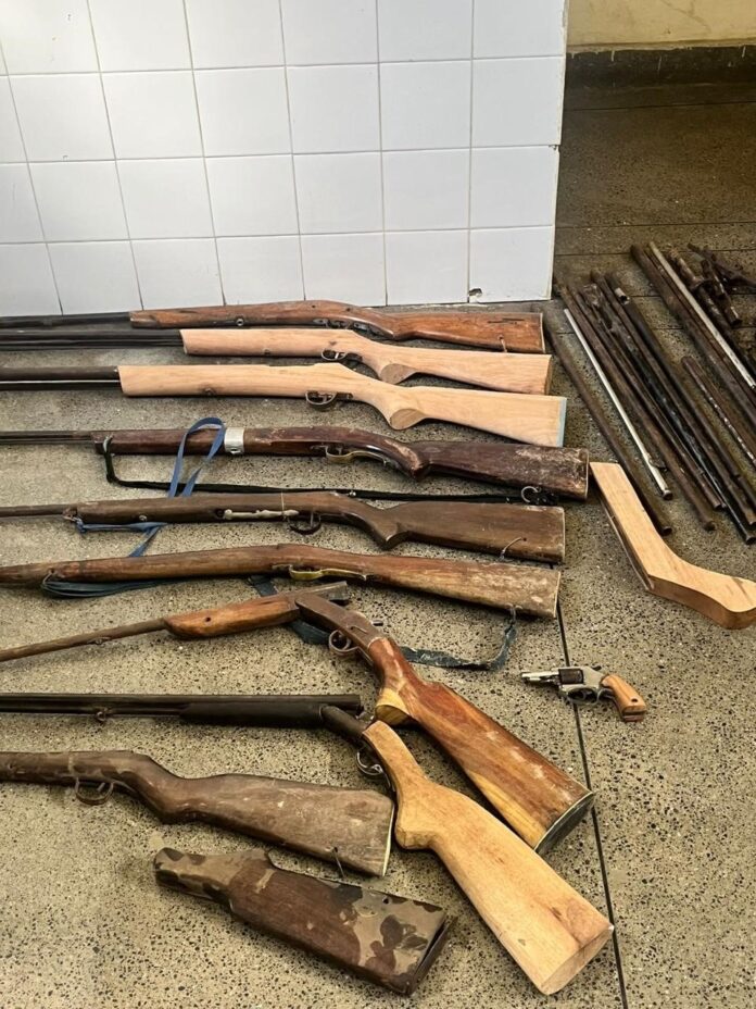 pm-desarticula-oficina-de-armas-artesanais-em-utinga;-oito-foram-apreendidas pm-desarticula-oficina-de-armas-artesanais-em-utinga;-oito-foram-apreendidas