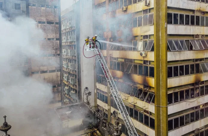 bombeiros-atuam-para-extinguir-focos-de-incendio-no-comercio bombeiros-atuam-para-extinguir-focos-de-incendio-no-comercio