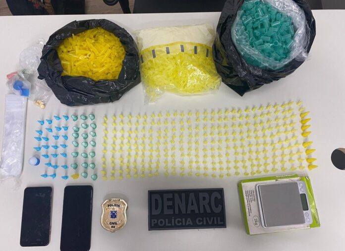 policia-apreende-centenas-de-pinos-de-cocaina-em-simoes-filho;-suspeito-conseguiu-fugir policia-apreende-centenas-de-pinos-de-cocaina-em-simoes-filho;-suspeito-conseguiu-fugir