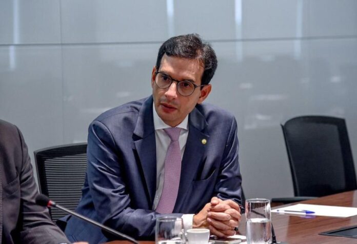 leo-prates-preside-audiencia-publica-sobre-aviacao-regional-em-vitoria-da-conquista leo-prates-preside-audiencia-publica-sobre-aviacao-regional-em-vitoria-da-conquista