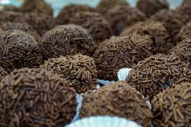 Brigadeiro é um dos doces mais conhecidos da culinária brasileira. Foto: Wikipedia Commons