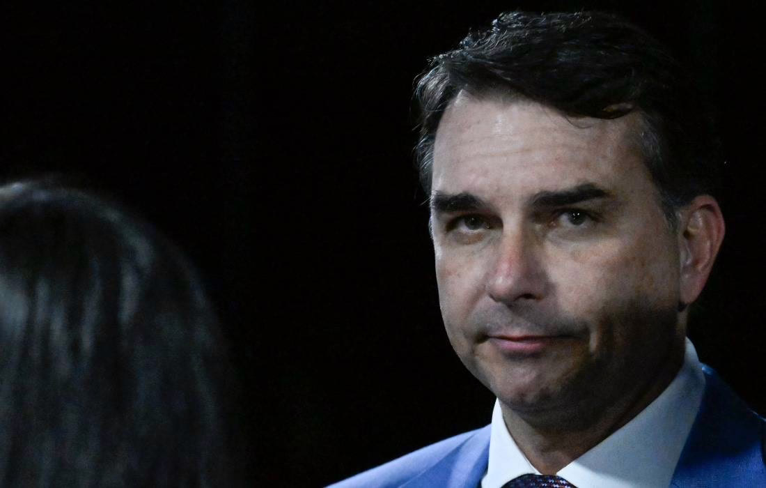 Flávio Bolsonaro critica declarações de Paulo Figueiredo sobre mulheres: “Equivocado”